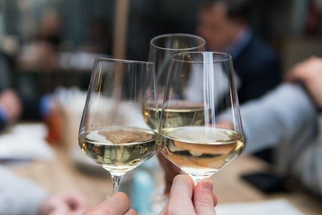 how to choose wine glasses